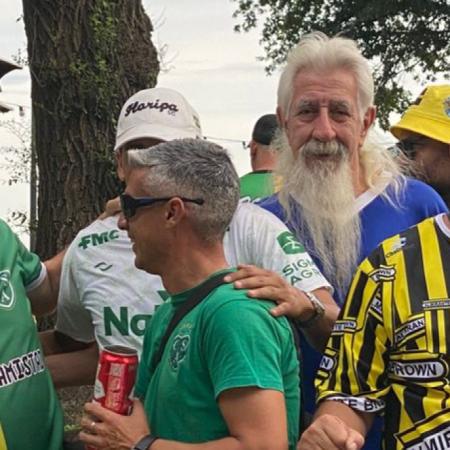 Un festejo inédito: las hinchadas de Sarmiento y Almirante Brown celebraron juntos en Junín