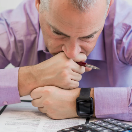 Economía estancada: el gasto público cayó un récord del 27% y el consumo se sostiene solo con tarjeta