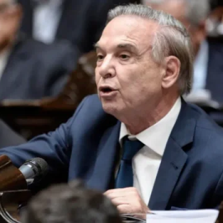Pichetto acusó al Gobierno de “ejecutar un plan deliberado” para destruir la industria