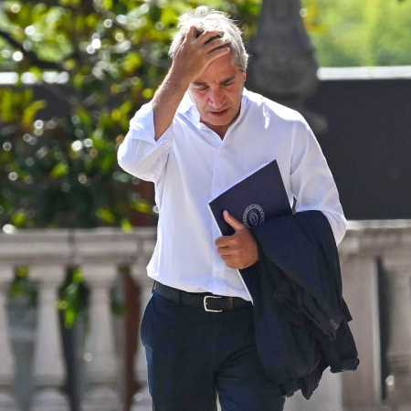 Por qué Caputo sale a buscar dólares en el mercado interno para pagar deuda