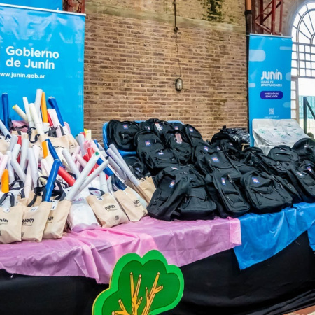 El Gobierno de Junín entregó 1.000 kits escolares para los niveles inicial, primario y secundario