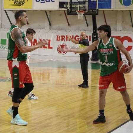 Ciclista busca salir del pozo en Avellaneda