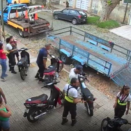 Un desmedido operativo municipal en la puerta de una organización comunitaria