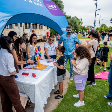 La Feria Emprendedora del 8M reunió a una multitud de vecinos en el Parque Lineal