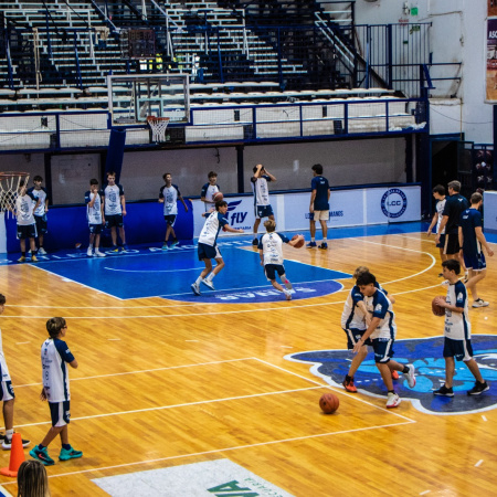 Clínica internacional de básquet en Junín: el Club Argentino recibió a Erick Vigansky