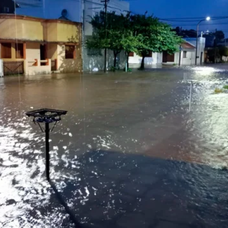 Fuerte temporal en Olavarría dejó casas inundadas y calles anegadas en la ciudad