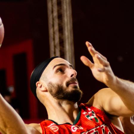 Ciclista sale a la ruta con una nueva parada exigente