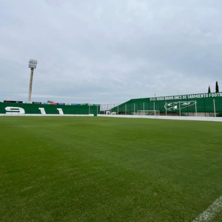 Sarmiento, que en el torneo sumó solo de local, recibe a un entonado Racing lleno de jerarquía