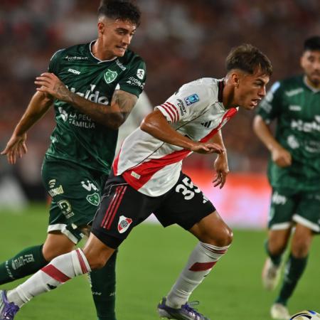 Con uno menos, Sarmiento siempre corrió desde atrás y cayó con claridad ante River