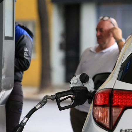 El Gobierno postergó el aumento del impuesto a los combustibles ante el impacto de la suba del petróleo