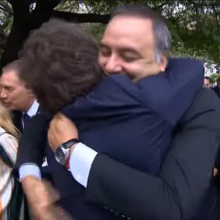 El abrazo que le dio Milei a Adorni en el acto por Malvinas