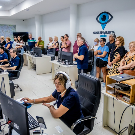 “Vecinos Seguros": Fomentistas y delegados municipales conocieron el funcionamiento interno del COM