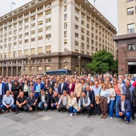 “Milei, bajá la nafta y hacé las obras”: intendentes de todo el país presionan por combustibles y obra pública