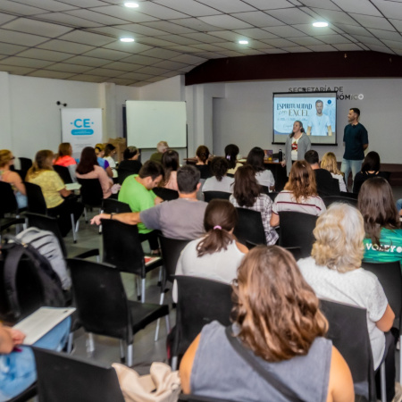 Destacada participación de emprendedores en la charla “Espiritualidad con excel”