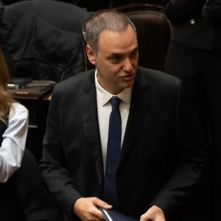 Adorni acusó al kirchnerismo y a empresarios de una “operación golpista” que frenó la "reconstrucción“