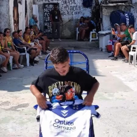 De Junín a Río: la camiseta de Villa Belgrano llegó a la icónica “Silla de la Favela”