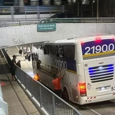 Un micro con hinchas de Chaco For Ever se incrustó en un túnel