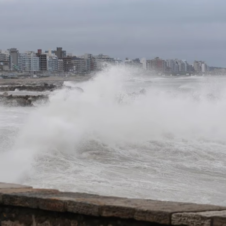 El potente ciclón extratropical devasta la Costa bonaerense con olas de siete metros