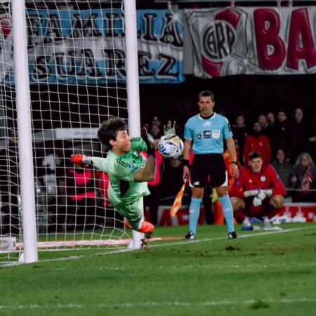 River le ganó a San Lorenzo por penales en un partido infartante y se metió en cuartos del Apertura 2026