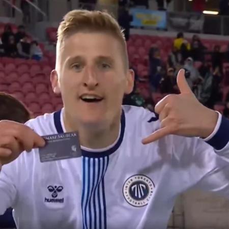 Increíble: un futbolista convirtió un gol y lo festejó promocionando su segundo trabajo