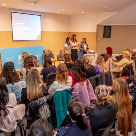 A 11 años del primer "Ni Una Menos", el Municipio llevó a cabo un cine debate para concientizar sobre la violencia de género