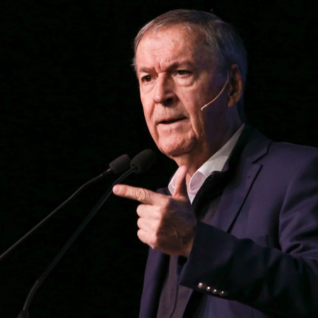 Juan Schiaretti pide la renuncia de Adorni como jefe de Gabinete
