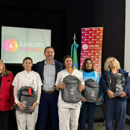 El Ministerio de Salud bonaerense entregó mochilas técnicas equipadas a estudiantes de enfermería en Lincoln