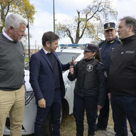 Kicillof entregó nuevos patrulleros y motos en Pergamino