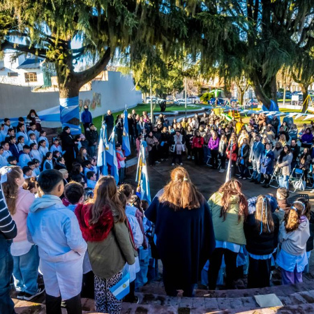 Emotiva Promesa de Lealtad a la Bandera reunió a estudiantes y familias en la Plazoleta Oscar Soulet