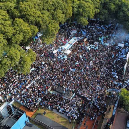Banderazo en Parque Lezama para exigir la liberación de Cristina Kirchner