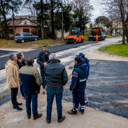 Ya son 35 los barrios a los que el Municipio llegó con asfalto y cordón cuneta