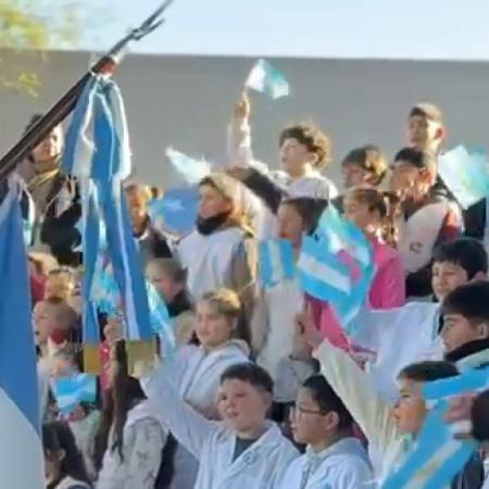 Emotiva Promesa de Lealtad a la Bandera reunió a estudiantes y familias en la Plazoleta Oscar Soulet