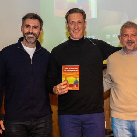 Facundo Sava presentó un libro que une fútbol y psicología social