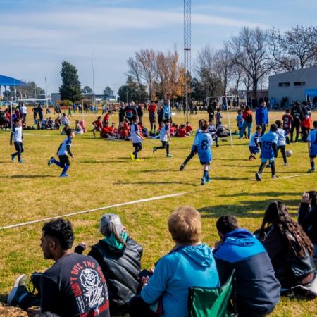 El Gobierno de Junín acompañó un multitudinario encuentro de escuelitas de fútbol