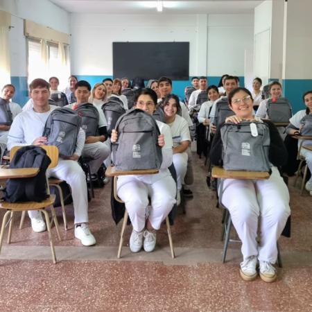 Región Sanitaria III entregó mochilas técnicas equipadas a estudiantes de enfermería en Junín