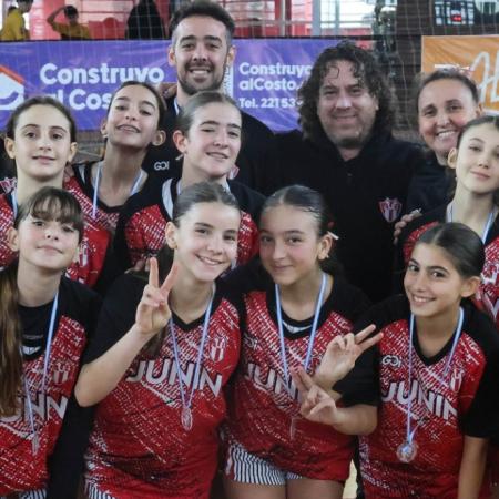 La selección femenina infantil de Junín cerró una destacada actuación en La Plata