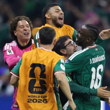 México superó ampliamente a Ecuador y alcanzó el quinto partido del Mundial
