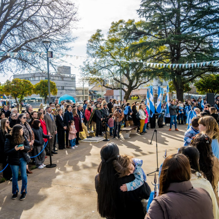 Con una gran participación comunitaria, Junín celebró el Día de la Independencia con un acto unificado en la Plaza 9 de Julio