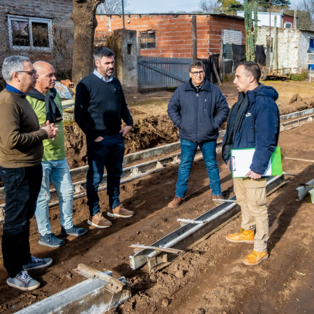 El Gobierno de Junín ejecuta cordón cuneta junto al consorcio vecinal del barrio Güemes