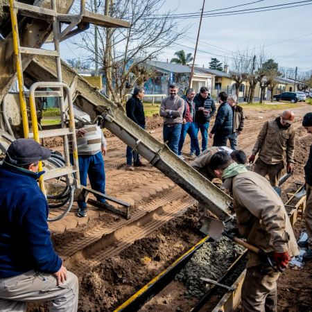 Comenzó la obra de cordón cuneta sobre calle Chile