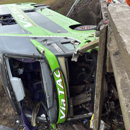 Carmen de Areco: un micro cayó de un puente en la autopista de Ruta 7 y hay varios heridos