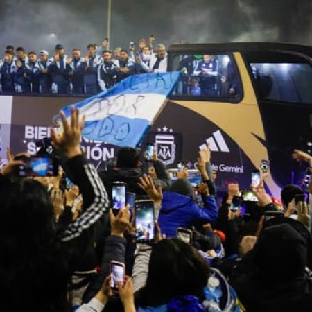 La Selección volvió del Mundial: multitud en Ezeiza, micro descapotable y un emotivo recibimiento