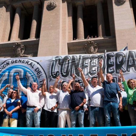 La CGT, las CTA y movimientos sociales marchan al Congreso junto a los jubilados