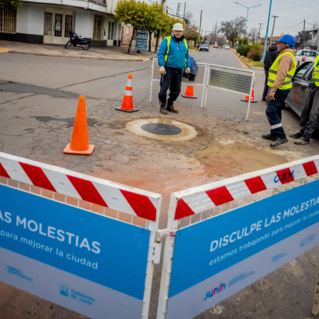 Comenzó el recambio y nivelación de tapas cloacales para mejorar la circulación en distintos sectores de Junín