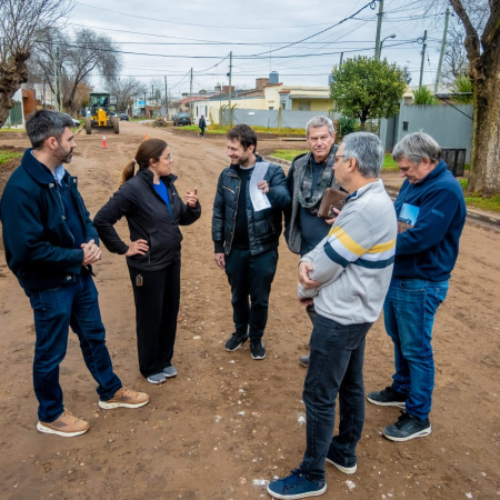 Continúan las obras de cordón cuneta y mejorado en el barrio Mayor López