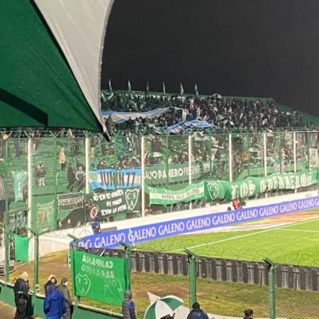 Se cortó el invicto ante Argentinos en una noche de lluvia, debuts y homenaje a la Selección