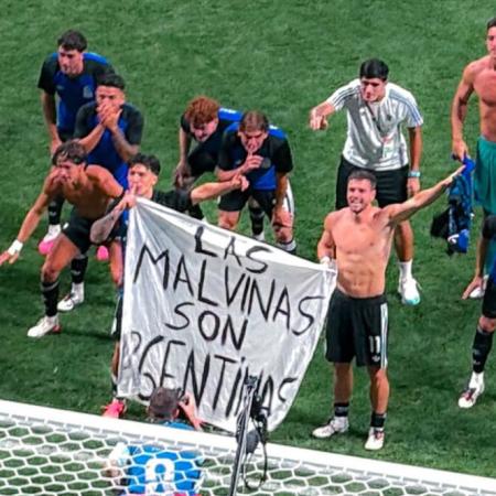 La historia de la bandera de Malvinas que terminó en manos de los jugadores argentinos