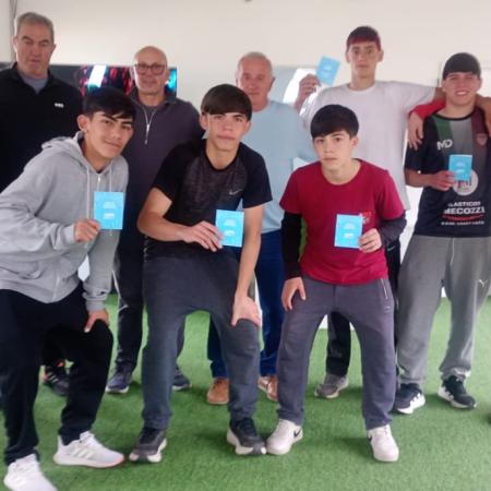 El Municipio realizó exámenes médicos y entregó Libretas Sanitarias a futbolistas de Ambos Mundos