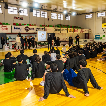 Con la presencia de Walter Herrmann y figuras del básquet local, Junín vivió una jornada de capacitación juvenil en Ciclista