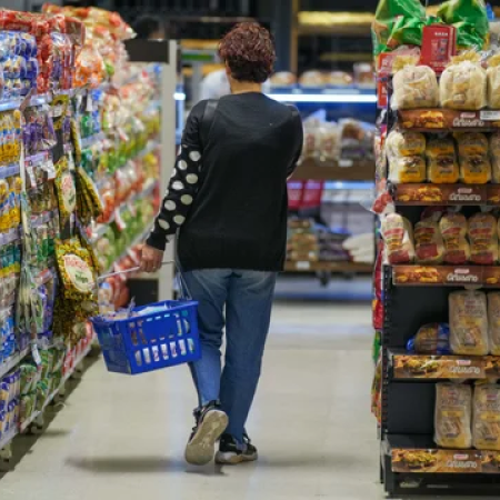 Consumo: persiste la fragilidad en el gasto familiar con mayor peso del pago de impuestos y servicios